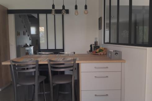 Cuisine grise avec verrière et porte atelier noir, une cuisine réalisée par SoCoo'c Tours