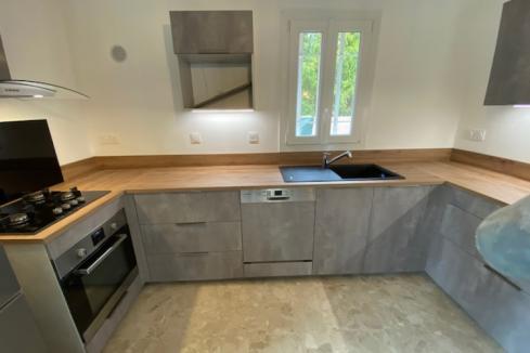 La cuisine grise et bois de Brigitte et Christophe, une cuisine réalisée par SoCoo'c Aix en Provence