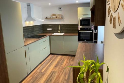Cuisine vert provence et bois, une cuisine réalisée par SoCoo'c Granville