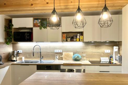 Cuisine blanche et bois tendance, une cuisine réalisée par SoCoo'c Sallanches