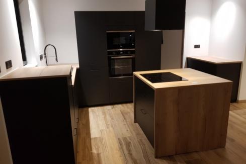 Une cuisine noire et bois !, une cuisine réalisée par SoCoo'c Saint Malo