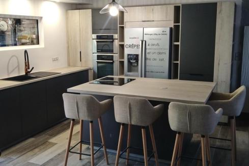 Cuisine grise et bois avec coin repas, une cuisine réalisée par SoCoo'c Douai