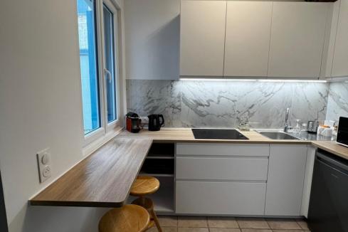 Cuisine blanche et bois moderne, une cuisine réalisée par SoCoo'c Deauville