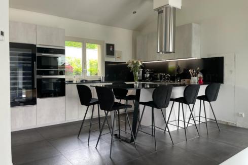 Cuisine grise et noire avec coin repas , une cuisine réalisée par SoCoo'c Lyon Saint Genis