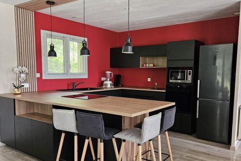 La cuisine noire et bois d&#039;Eric et Karine , une cuisine réalisée par SoCoo'c Valence