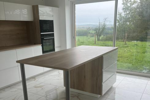 Cuisine blanche et bois moderne, une cuisine réalisée par SoCoo'c Charleville