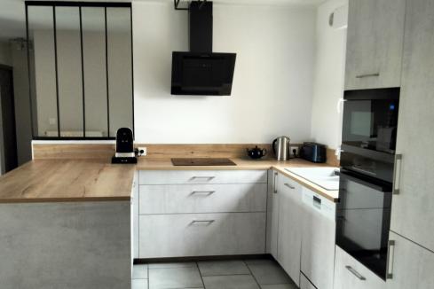 La cuisine grise et bois avec verrière de M et MME D, une cuisine réalisée par SoCoo'c Amiens