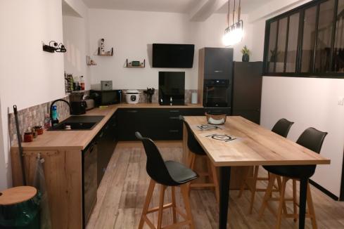 Cuisine noire et bois avec coin repas, une cuisine réalisée par SoCoo'c Challans