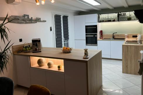 Cuisine blanche et bois moderne, une cuisine réalisée par SoCoo'c Mulhouse Wittenheim