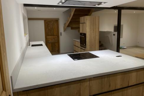 Une cuisine blanche et bois, un look intemporel, une cuisine réalisée par SoCoo'c Clermont Riom