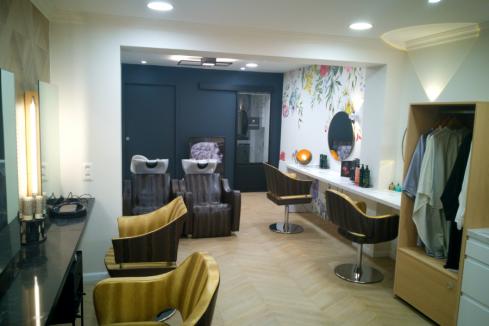 Aménagement d&#039;un salon de coiffure , une cuisine réalisée par SoCoo'c Lannion