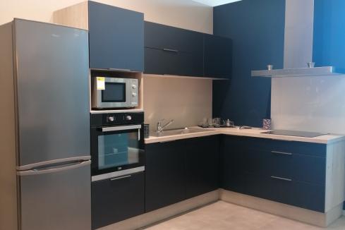 Une cuisine bleu nocturne et chêne blanchi, une cuisine réalisée par SoCoo'c Les Sables