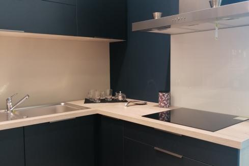 Une cuisine bleu nocturne et chêne blanchi, une cuisine réalisée par SoCoo'c Les Sables