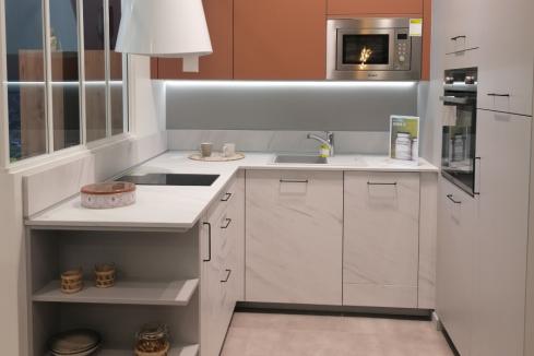 Une cuisine blanche design, une cuisine réalisée par SoCoo'c Les Sables