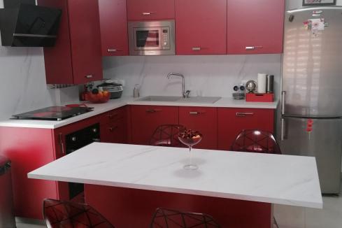 Cuisine rouge mat et plan de travail pierre de lune, une cuisine réalisée par SoCoo'c Grenoble St Martin