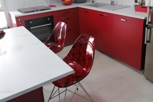 Cuisine rouge mat et plan de travail pierre de lune, une cuisine réalisée par SoCoo'c Grenoble St Martin