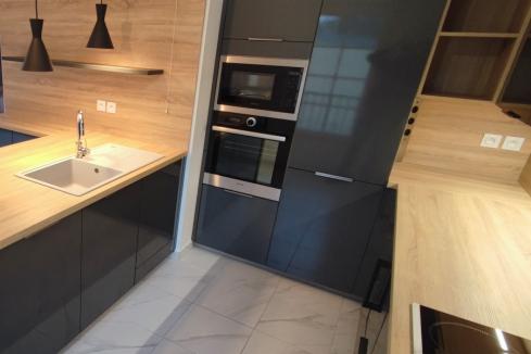 Une grande cuisine bois et noire, une cuisine réalisée par SoCoo'c Deauville