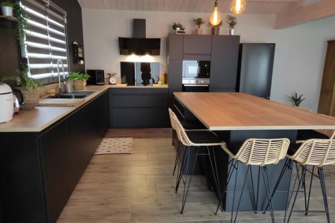 La cuisine industrielle noir et bois de Nathalie !, une cuisine réalisée par SoCoo'c La Rochelle