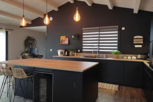 La cuisine industrielle noir et bois de Nathalie !, une cuisine réalisée par SoCoo'c La Rochelle