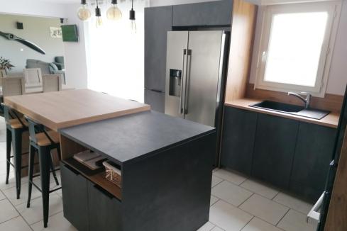 La cuisine Anthracite et Bois , une cuisine réalisée par SoCoo'c Dieppe