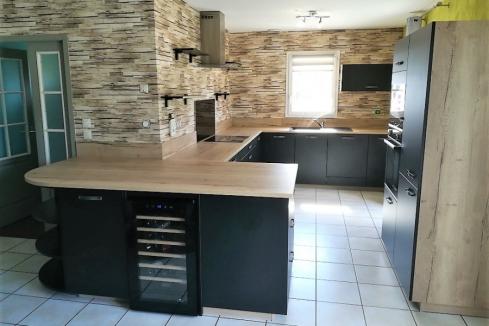 Une cuisine ouverte, noire et bois pour Mme et Mr V., une cuisine réalisée par SoCoo'c Saint Etienne