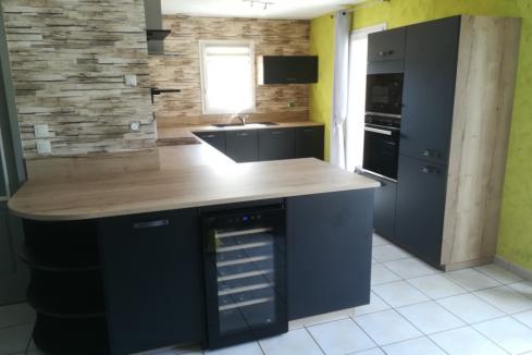 Une cuisine ouverte, noire et bois pour Mme et Mr V., une cuisine réalisée par SoCoo'c Saint Etienne