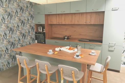 Cuisine verte pastel et bois avec coin repas, une cuisine réalisée par SoCoo'c Libourne