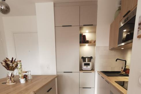 La cuisine beige et bois d&#039;Elodie, une cuisine réalisée par SoCoo'c Angers Lac de Maine