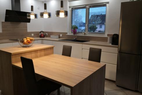 Cuisine blanche et bois avec coin repas, une cuisine réalisée par SoCoo'c Mulhouse Wittenheim