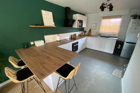 Une cuisine blanche et bois avec coin repas, une cuisine réalisée par SoCoo'c Seclin