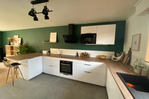 Une cuisine blanche et bois avec coin repas, une cuisine réalisée par SoCoo'c Seclin