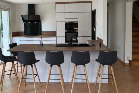 Cuisine blanche et bois conviviale, une cuisine réalisée par SoCoo'c La Roche sur Yon