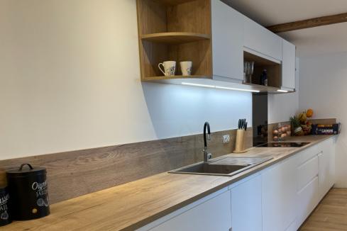 Grande cuisine blanche et bois moderne, une cuisine réalisée par SoCoo'c Roanne