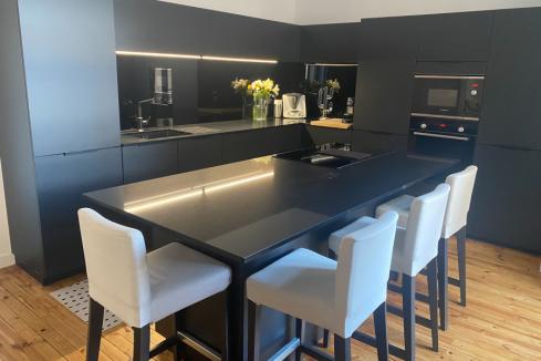 Une cuisine total look noire, une cuisine réalisée par SoCoo'c Clermont Riom