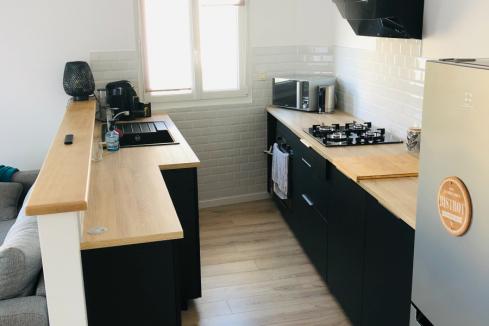 La cuisine noire et bois moderne de Mr G, une cuisine réalisée par SoCoo'c Nantes Basse Goulaine