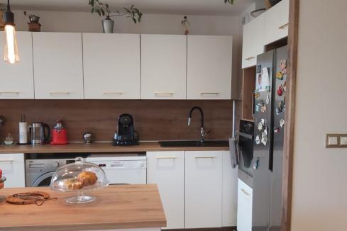Cuisine blanche et bois avec îlot , une cuisine réalisée par SoCoo'c Grenoble St Martin