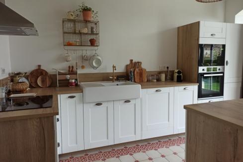 La cuisine blanche et bois de Claire et Adrien, une cuisine réalisée par SoCoo'c Le Mans