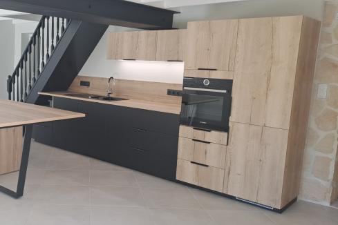La cuisine noire et bois de Ludivine et Guillaume, une cuisine réalisée par SoCoo'c Chambéry