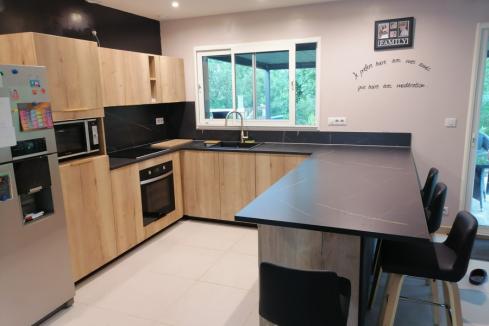 La cuisine bois et marbre noire de Mme L., une cuisine réalisée par SoCoo'c Cahors