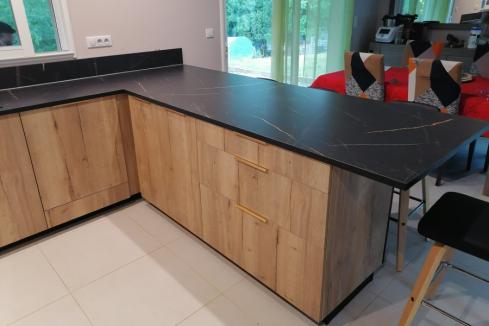 La cuisine bois et marbre noire de Mme L., une cuisine réalisée par SoCoo'c Cahors
