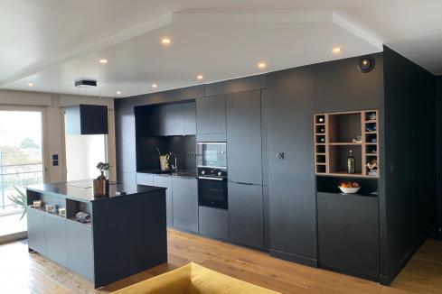 Une cuisine total look noire , une cuisine réalisée par SoCoo'c Rennes Chantepie