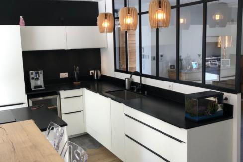 Une cuisine blanche et noire, avec sa verrière !, une cuisine réalisée par SoCoo'c Beziers