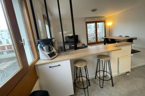 Une cuisine blanche et bois avec verrière, une cuisine réalisée par SoCoo'c Rennes Chantepie