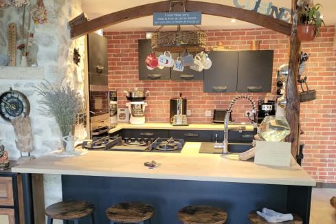 La superbe cuisine noire et bois de Mme R, une cuisine réalisée par SoCoo'c Saint André De Cubzac