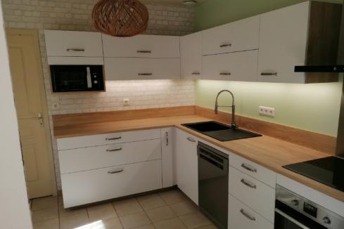 Une cuisine design blanche et bois , une cuisine réalisée par SoCoo'c Bourges
