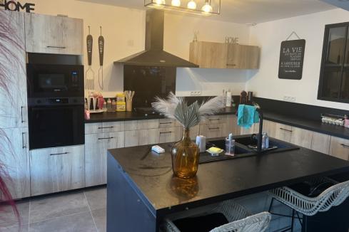 La cuisine noire et bois de Morgane , une cuisine réalisée par SoCoo'c Vitrolles