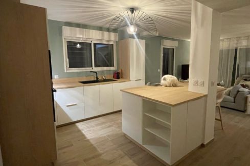 La cuisine blanche et bois avec îlot d&#039;Amélie, une cuisine réalisée par SoCoo'c Vitrolles