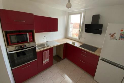 Une cuisine rouge et bois, une cuisine réalisée par SoCoo'c Albi