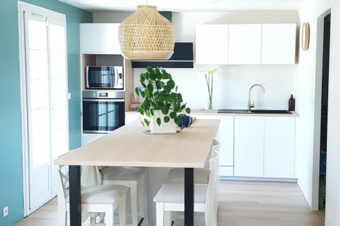 Façades blanc mat &amp; plan de travail bois &quot;chêne de fil&quot;, une cuisine réalisée par SoCoo'c Melun