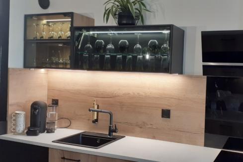 Cuisine design et industrielle avec verrière de Magalie, une cuisine réalisée par SoCoo'c Aubagne